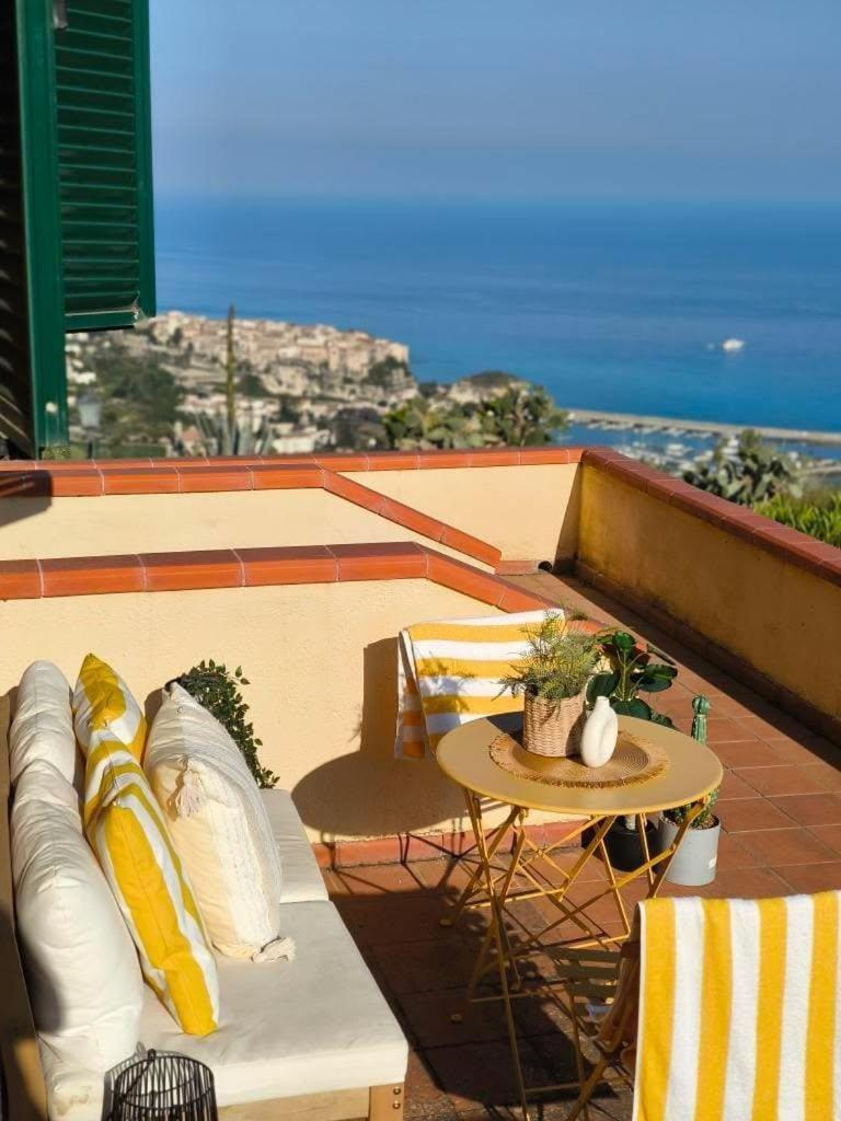 Casa Marzy- Charming Tropea Studio With Pool, Sea & Volcano Views Luaran gambar